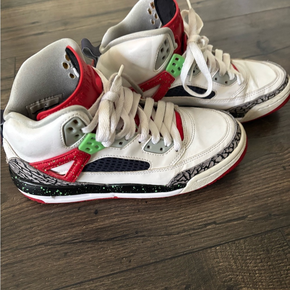 NIKE EXCLUSIVE JORDAN- Kids White and Red Sneakers size 4 Y